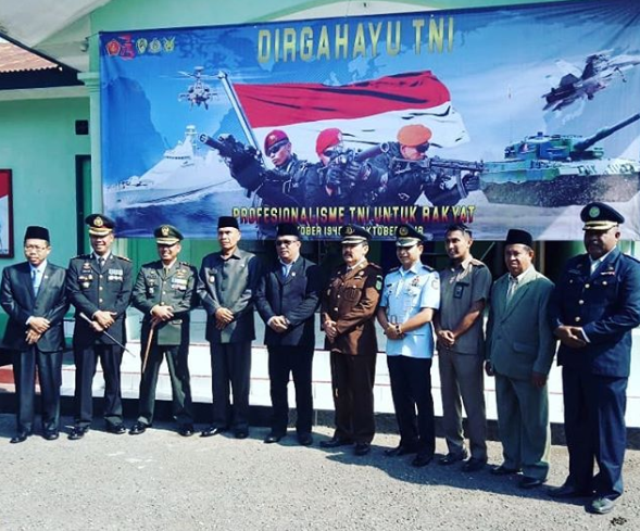 Kapolres Ende menghadiri undangan upacara HUT TNI ke- 73 di Kodim 1602 Ende