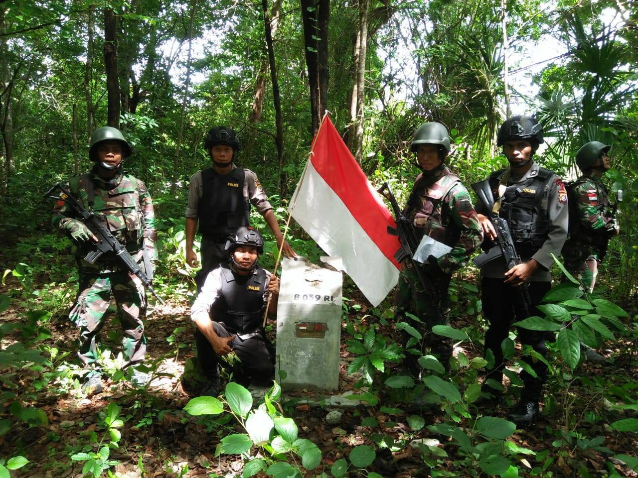 Susuri Hutan dan Sungai, Anggota TNI-Polri di Turiskain Gelar Patroli Cek Patok Tapal Batas