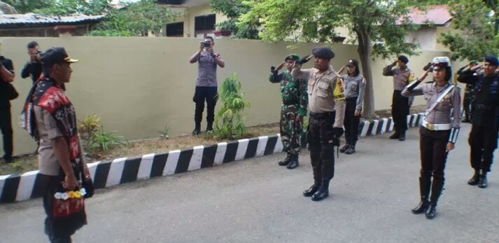 Tiba di Mako Polres Sumba Timur, Wakapolda NTT Disambut Tarian Manunggal TNI Polri