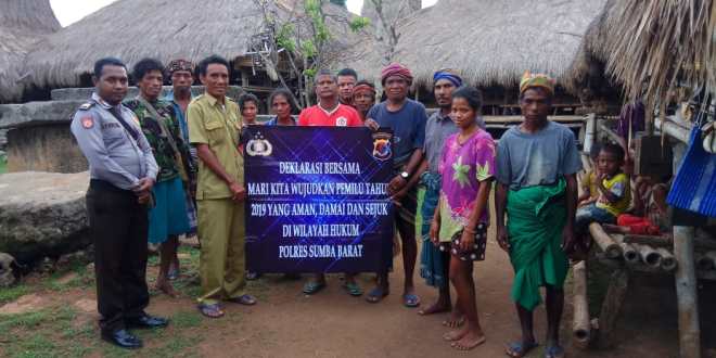 “Deklarasi & Ikrar Bersama” Pemilu 2019 oleh Brigpol Alit dan Warga Kampung Ratenggaro