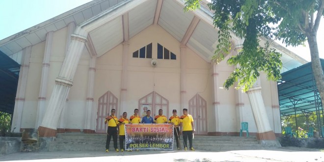 Songsong Natal 2018, Polsek Lembor Bakti Sosial di Gereja