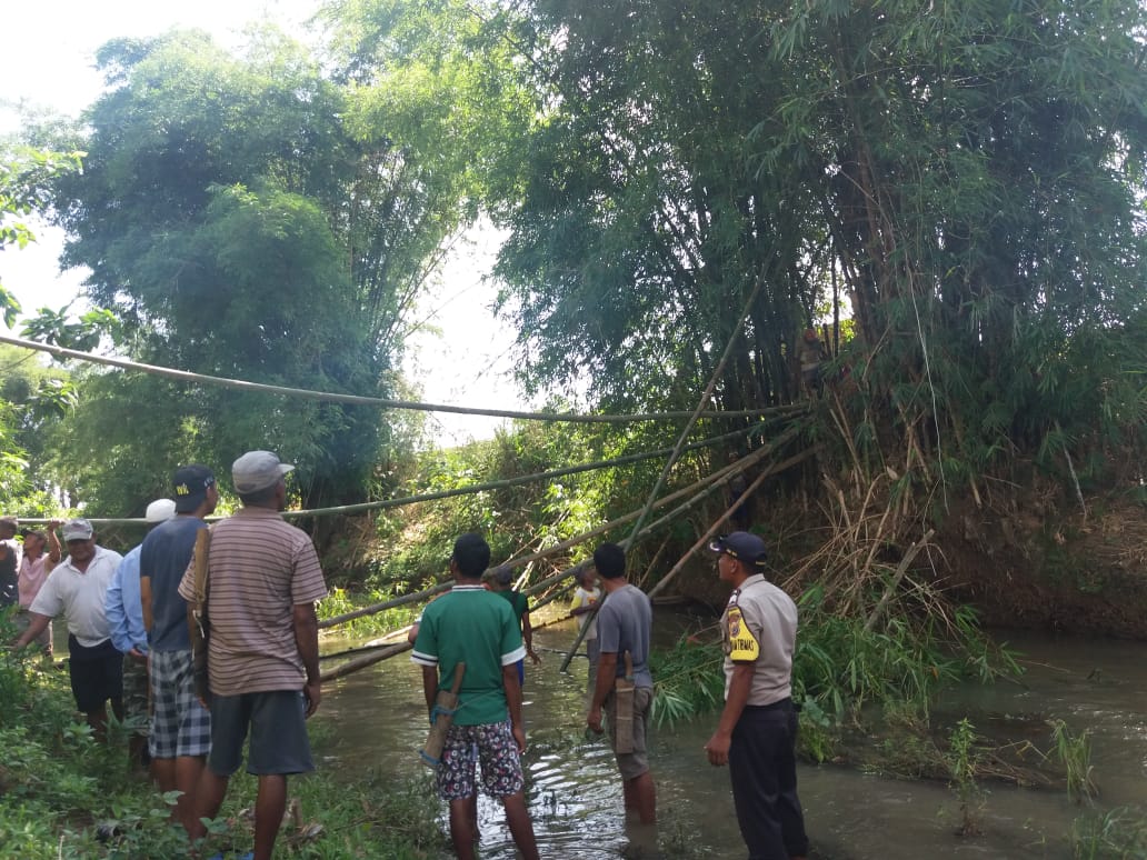 Antisipasi Banjir, Brigadir Samsi Bersama Warga Gotong Royong Bangun Jembatan