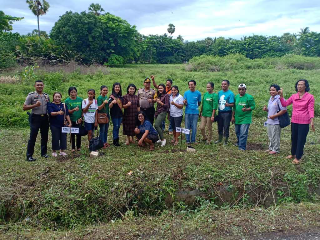 Kapolres Sumba Timur Bersama Putri Kelor NTT Tanam Anakan Kelor di Wilayah Kelurahan Kambaniru