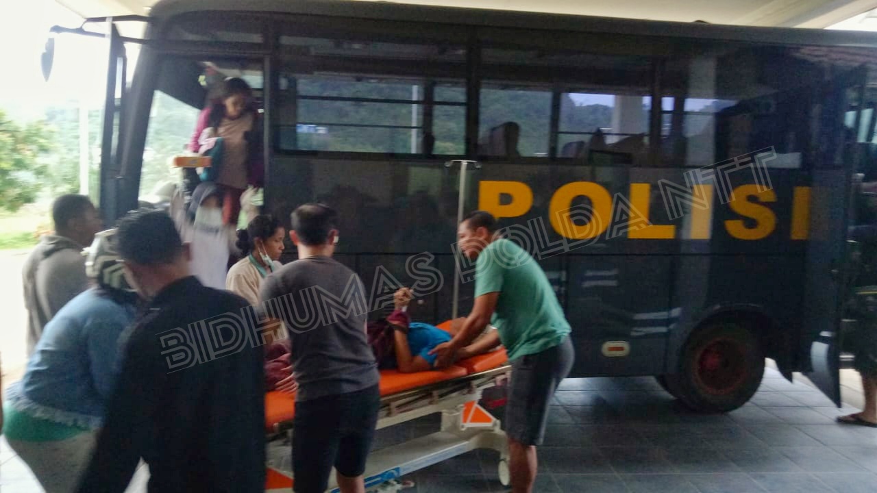 Serangan DBD di Mabar Meningkat, Anggota Brimob Bantu Evakuasi 5 Pasien DBD Ke RSUD Mabar