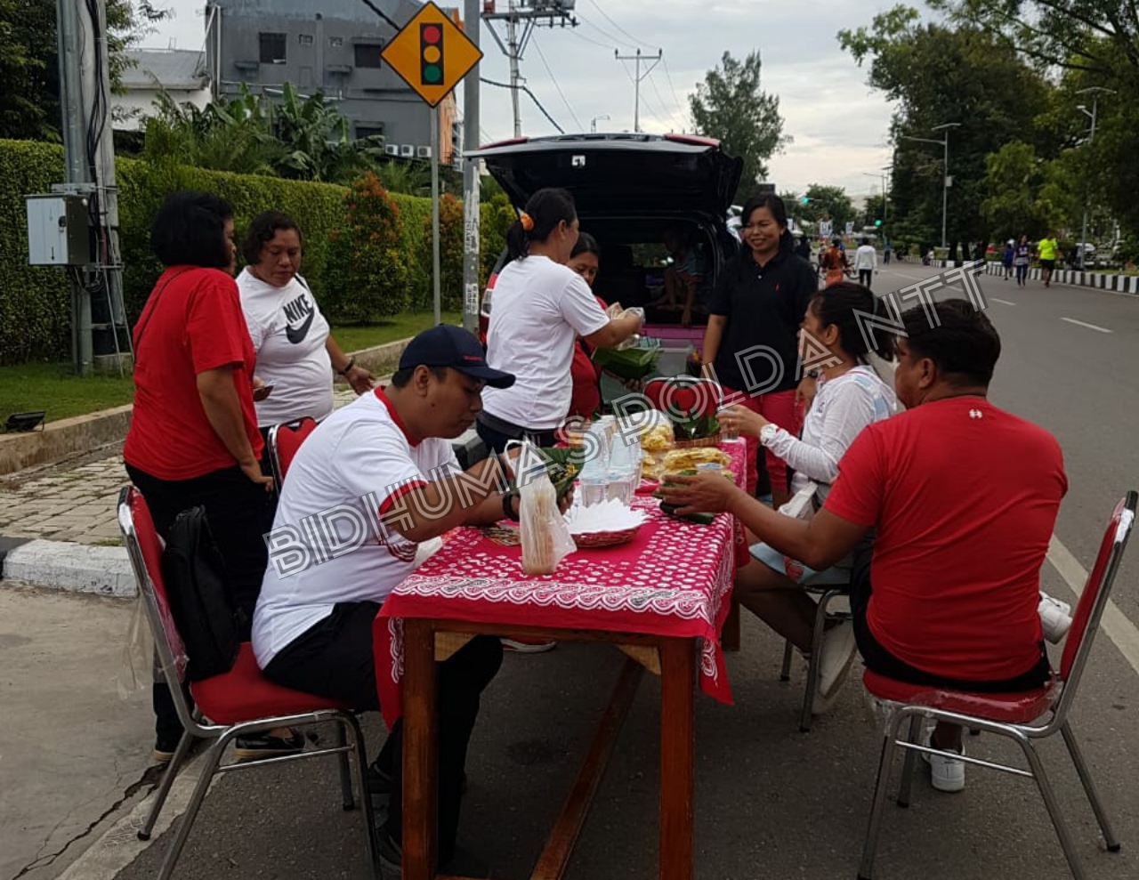 Pecel Pincuk Teratai Bhayangkari Brimob Polda NTT   Meramaikan Car Free Day