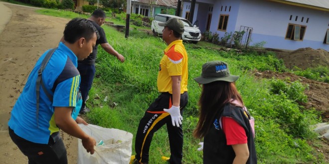 Berantas DBD, Anggota Polres Manggarai Barat Ikuti Kerja Bakti Bersihkan Pasar di Kota Labuan Bajo