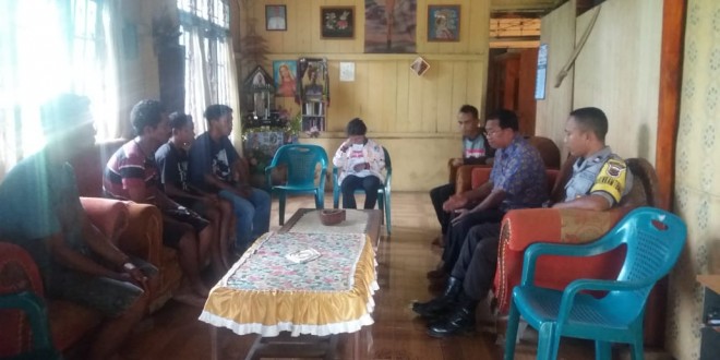 Dua Warga Cekcok, Bhabinkamtibmas Desa Wae Kelambu Bantu Mediasi