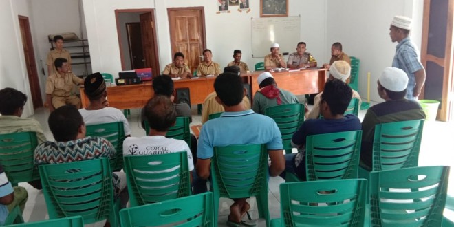 Bhabinkamtibmas Monitor Rapat Penertiban Kegiatan Usaha di Desa Seraya
