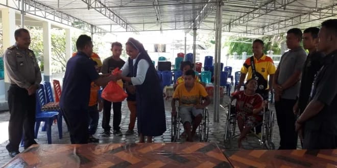 Satpam Bersama Sat Binmas Polres Manggarai Barat Berikan Bantuan Sembako Ke Yayasan St. Damian
