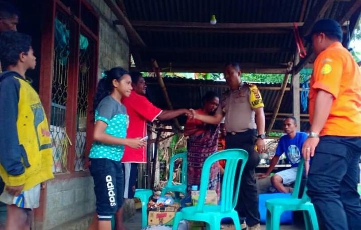 Kapolres Sikka bersama Personil Polres Sikka Beri Bantuan Sembako Para Korban Tanah Runtuh