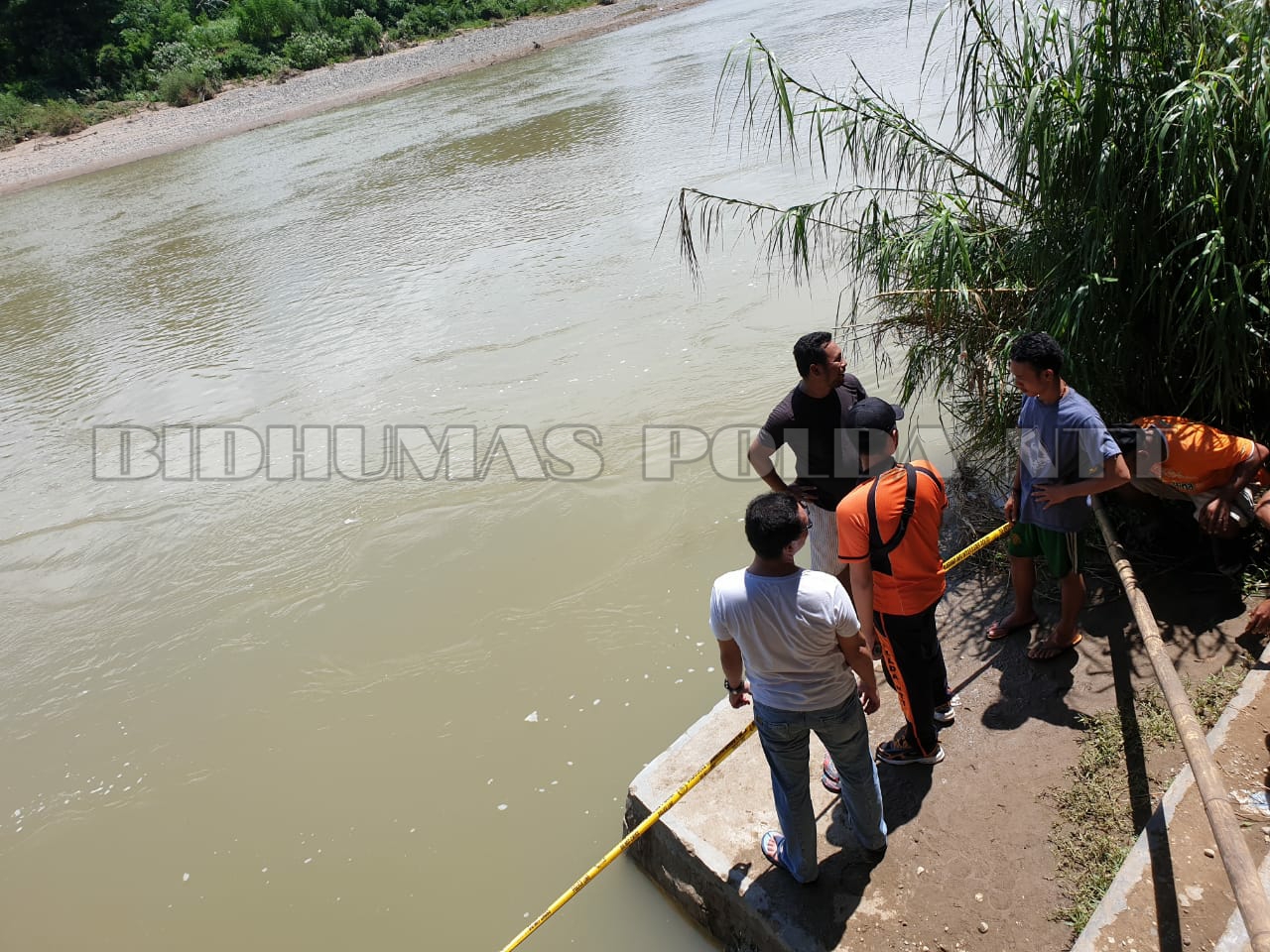 Personel Polsek Reo lakukan bantuan Pencarian Korban Tenggelam di Sungai Wae Pesi