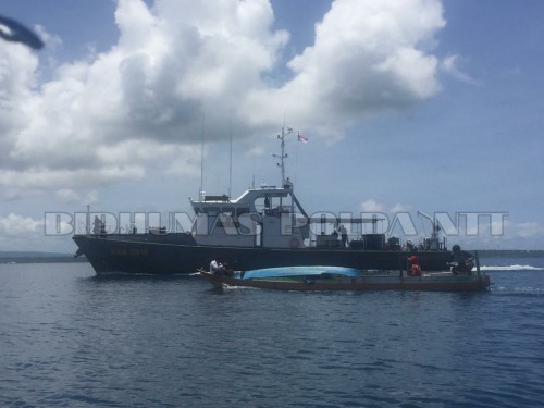 Personel Ditpolair Polda NTT Amankan Tiga Orang Nelayan