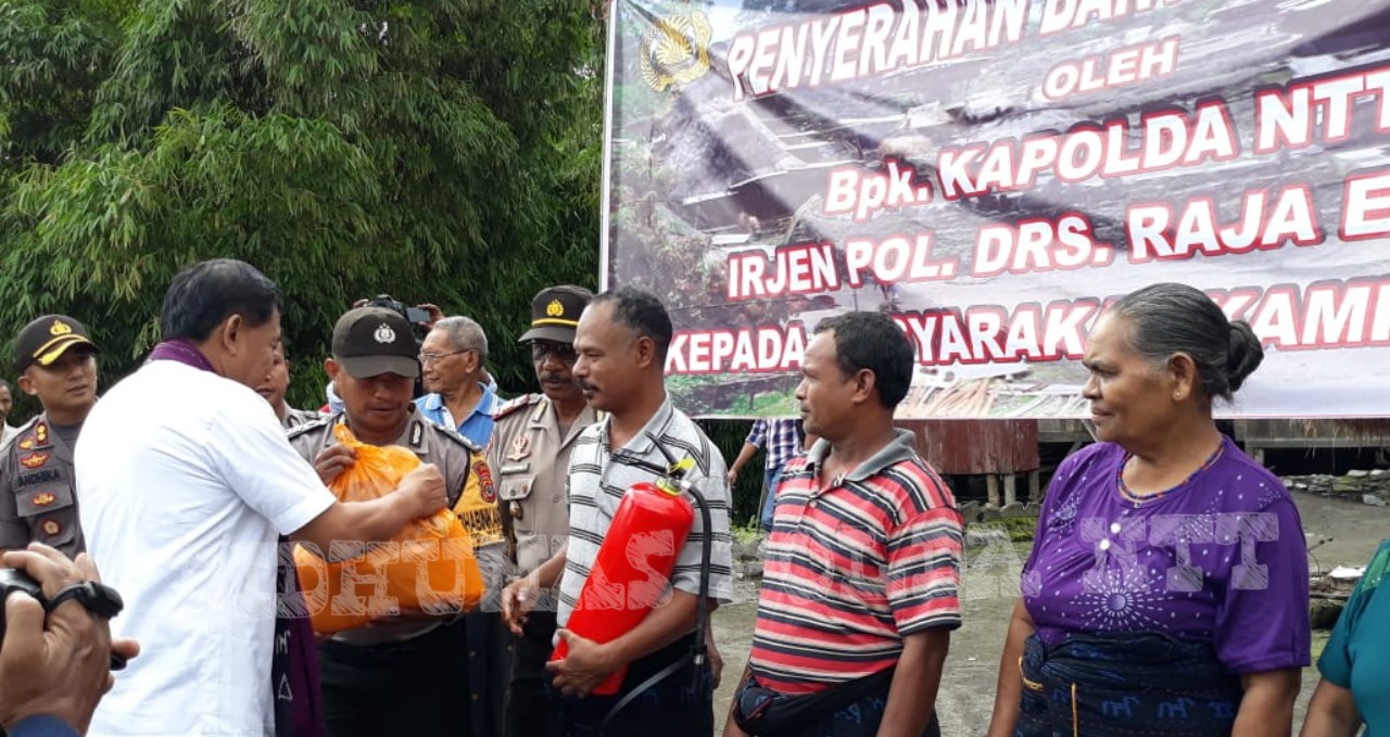 Kunjungi Kampung Adat Bena Kapolda NTT Beri Bantuan Alat Damkar dan Sembako