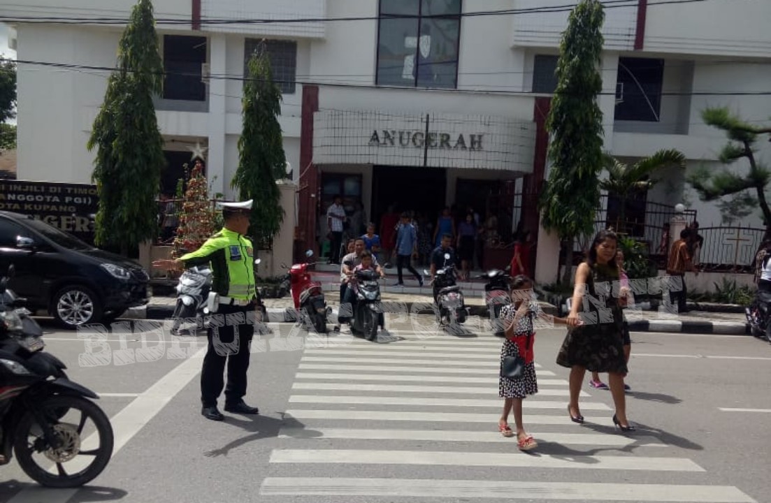 Personel Lantas Polres Kupang Kota Laksanakan Pengamanan dan Pengaturan Lalin di GMIT Anugerah