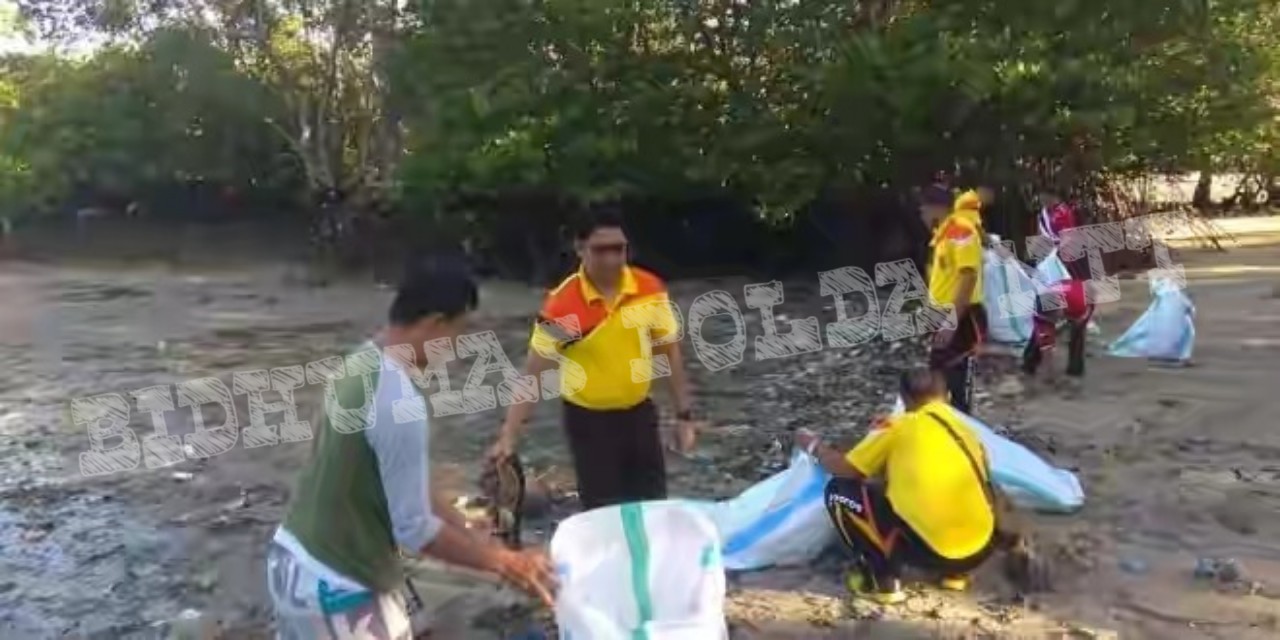 Hari Peduli Sampah Nasional, Personel Polres Mabar Giat Bersihkan Pantai