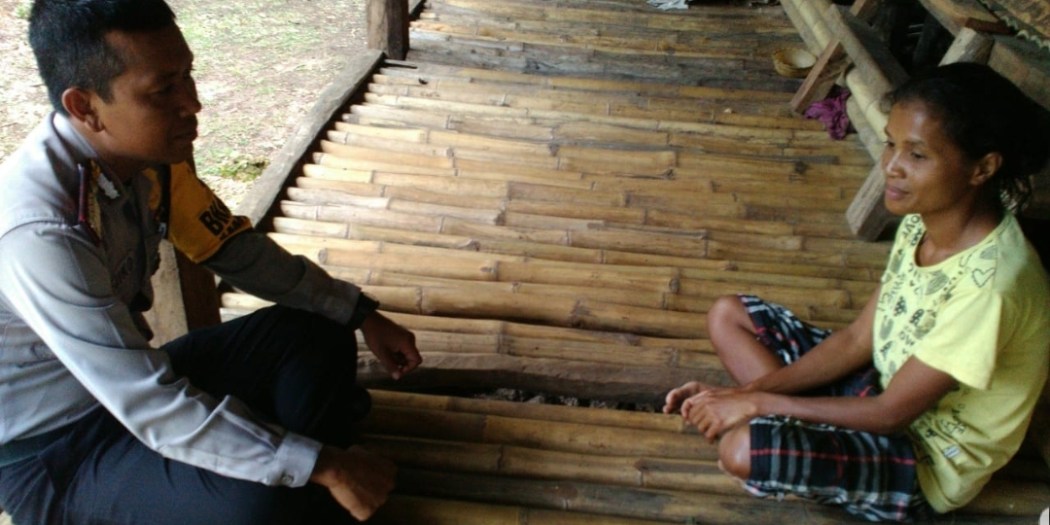 Sambang Desa Binaannya, Bripka Arjiko Cek Distribusi PKH ke Salah Satu Warga