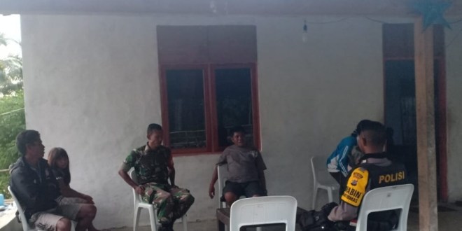 Distribusi Bansos di Desa Binaanya, Bhabinkamtibmas Umbu Ratu Nggay Bersinergi bersama Bhabinsa
