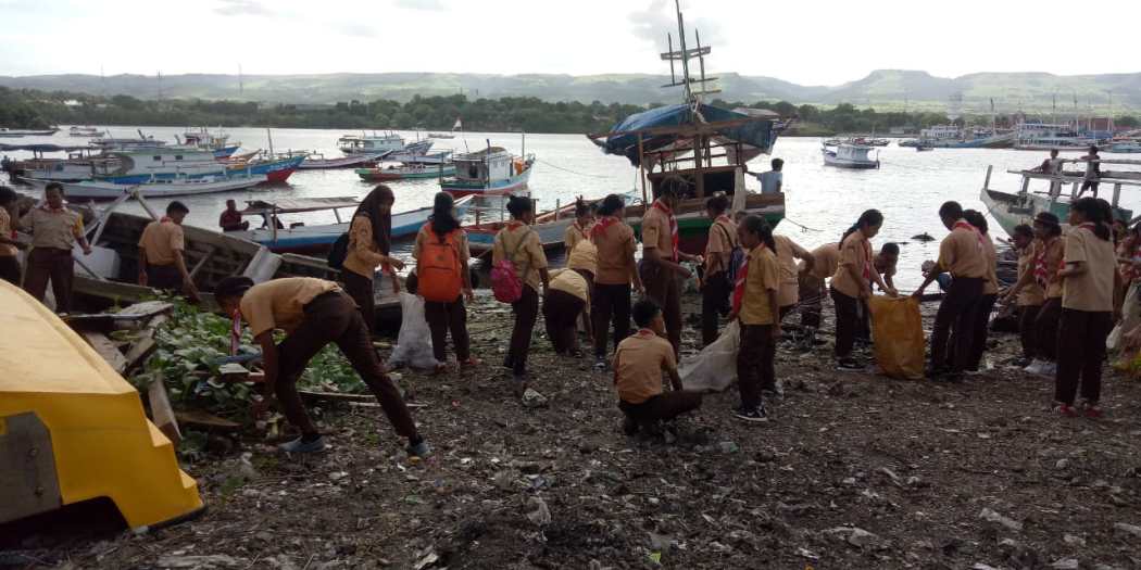Bersama Kelurahan Hambala, Saka Bhayangkara Bersihkan Sampah di Pantai Hambala, dan Pelabuhan Rakyat Waingapu