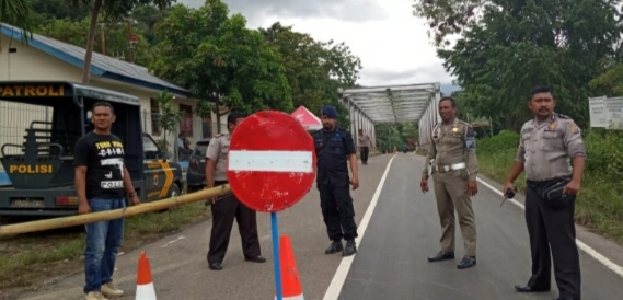 Kasat Lantas Polres Mabar Pimpin Pengamanan Jalur Trans Flores di Pos Jembatan Waemese