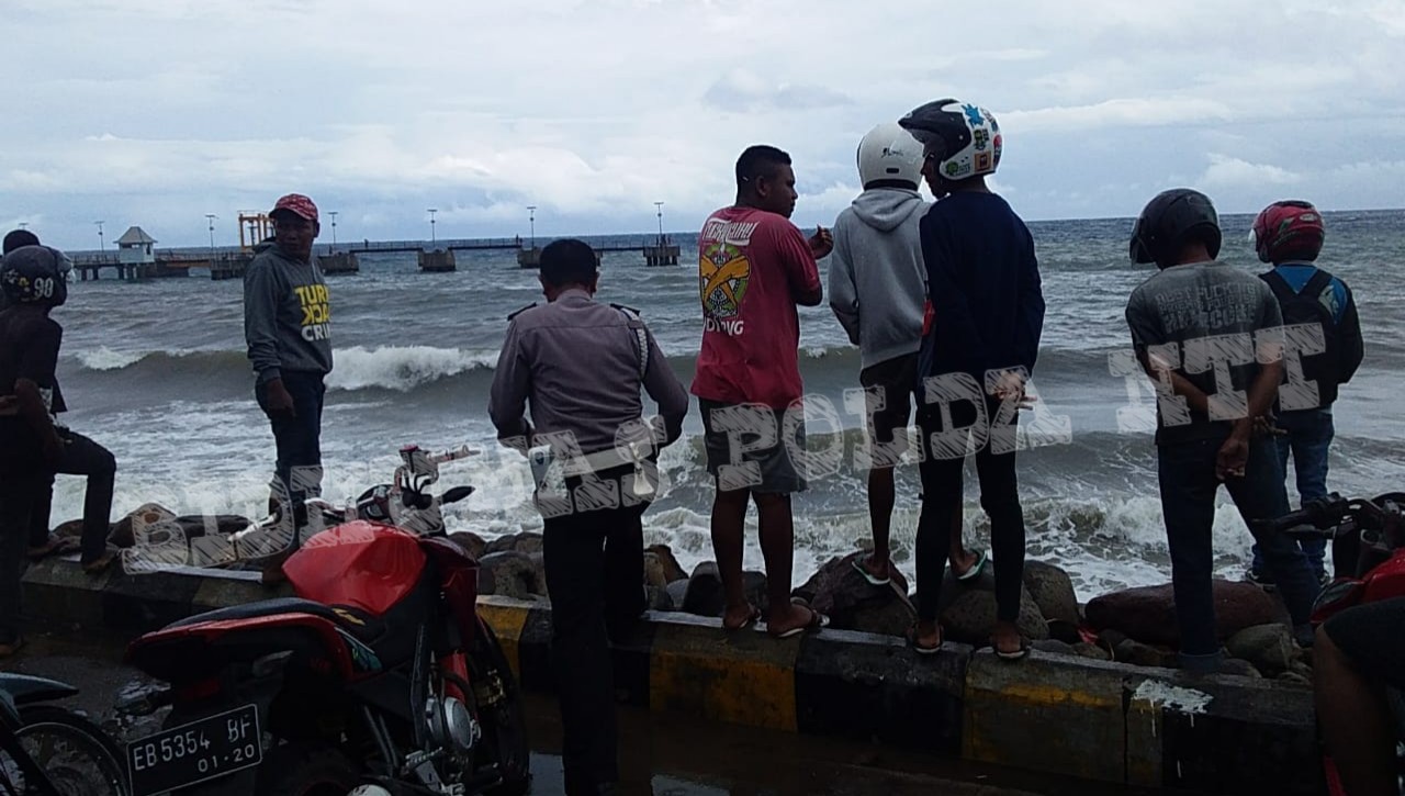Personel Polres Sikka Melakukan Upaya Pencarian Korban Tenggelam di Namagkewa