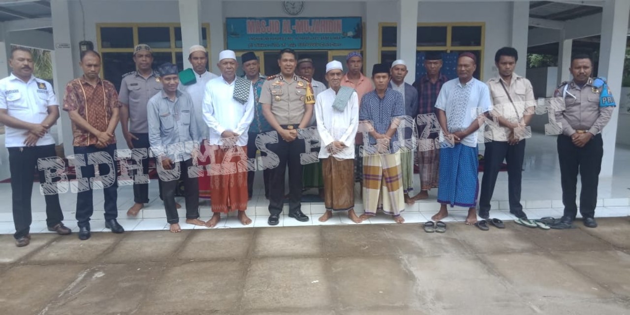 Jalin Silaturahmi, Kapolres Ende Melaksanakan Sholat di Masjid Al Mujahidin