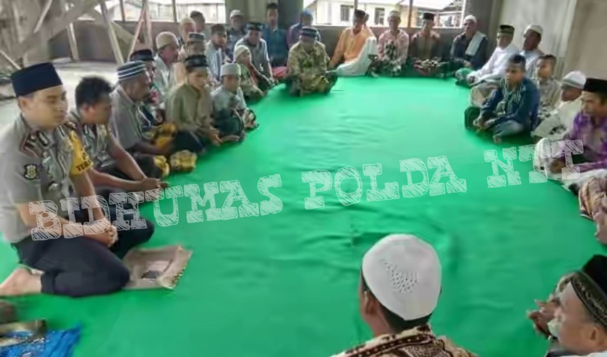 Jalin Silaturahmi, Polsek Wolowaru Laksanakan Sholat Bersama di Mesjid Al-Mutaqin Wologawi