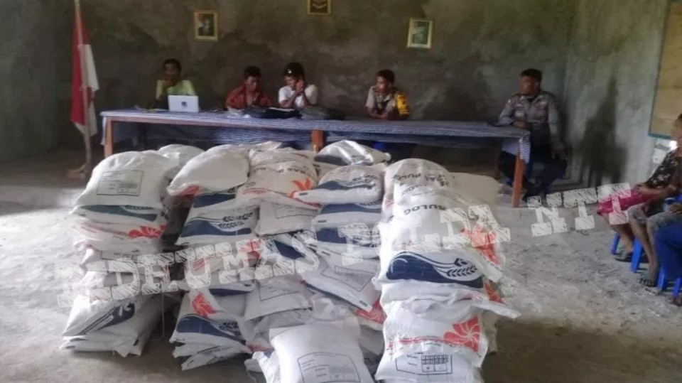 Personel Polsek Mamboro Awasi Distribusi Bansos di Tiga Desa
