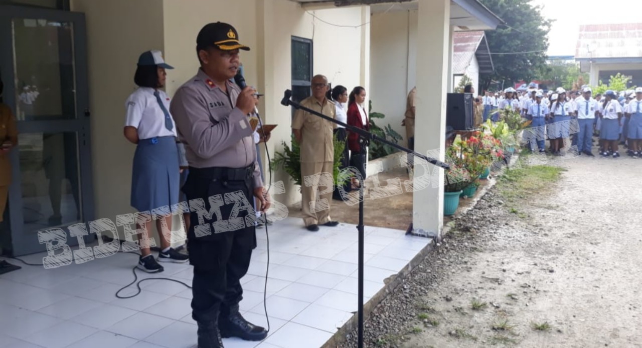 Polsek Oebobo Laksanakan Giat Upacara Bendera di SMAN 5 Kupang