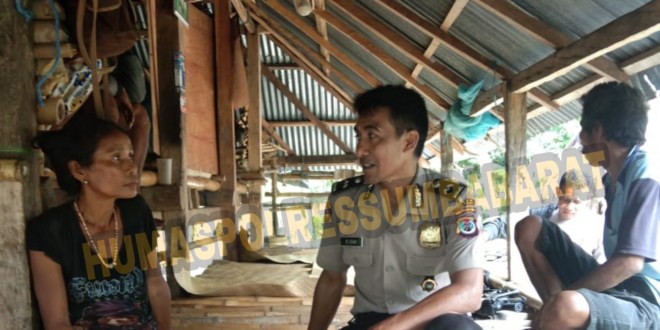 Kanit Binmas Polsek Lamboya Pengawalan dan Pengawasan Distribusi Bansos di Kampung Malisu