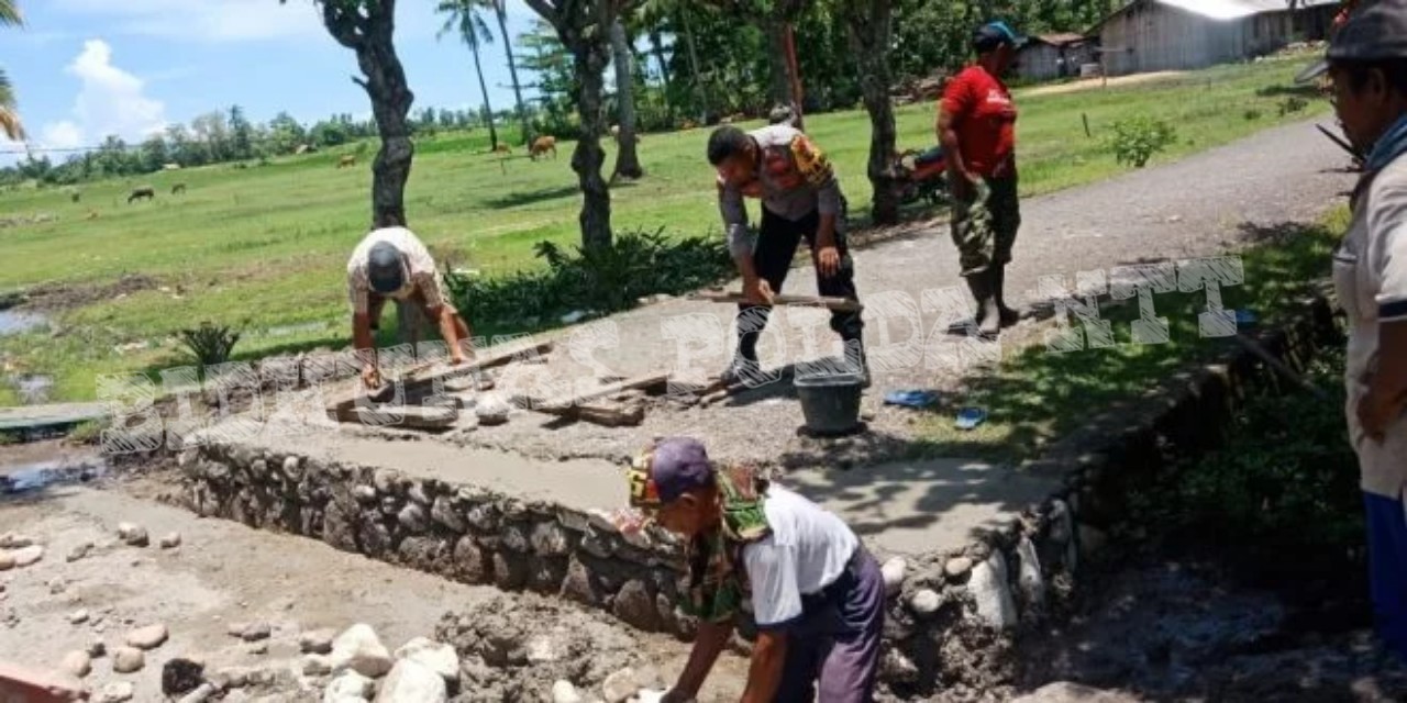 Bhabinkamtibmas Kamanasa Bersama Warga Binaannya Gotong Royong Perbaiki Saluran Drainase
