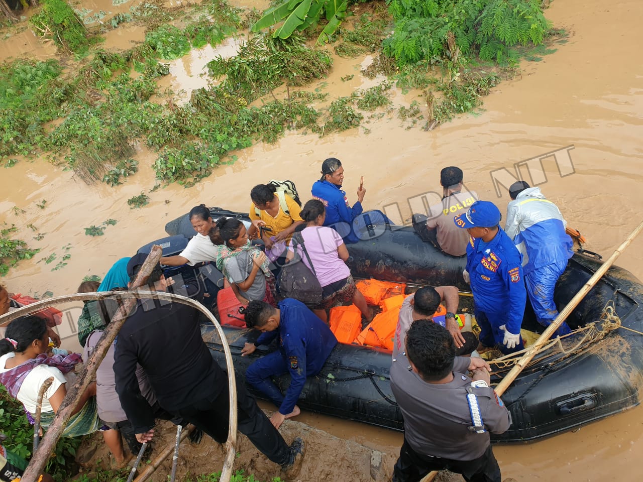 Personel Polres Manggarai Barat Evakuasi Warga Terdampak Banjir di Manggarai Barat