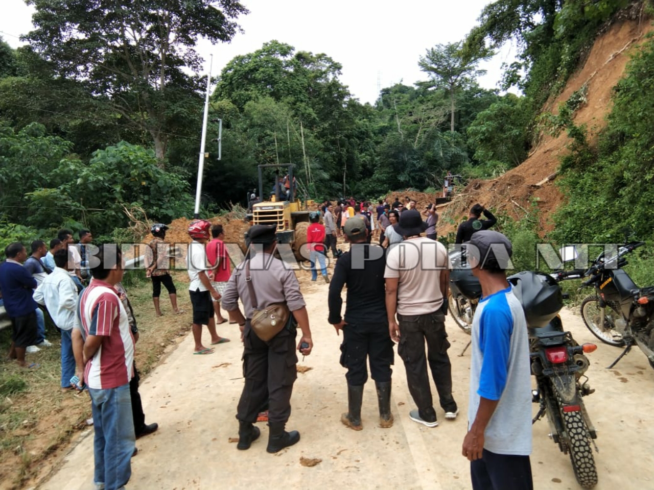 Personel Polres Manggarai Barat Melakukan Evakuasi dan Pencarian Korban Tanah Longsor di Manggarai Barat