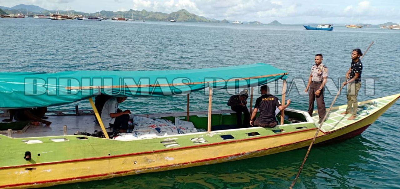 Personel Polres Manggarai Barat Lakukan Pendampingan Pendistribusian Bansos Rastra ke Pulau Rinca