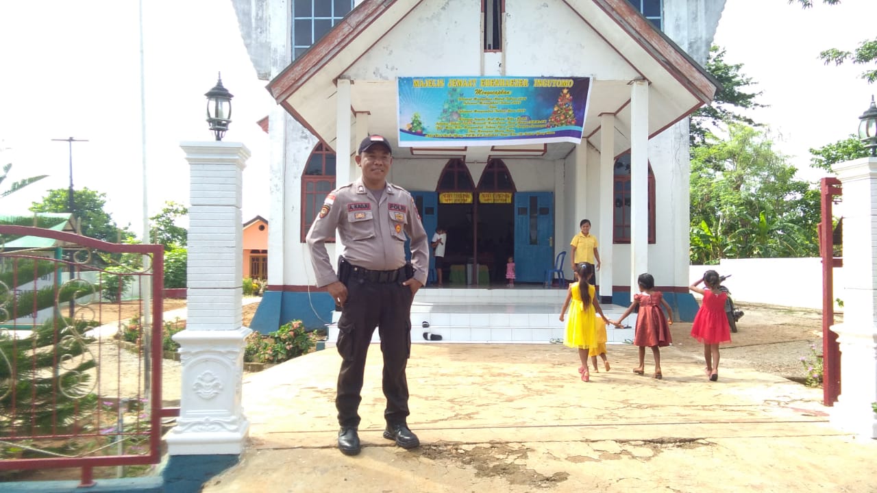 Personel Bhabinkamtibmas Desa Uiasa Laksanakan Pengamanan Ibadah di Gereja Ebenezer Ingutomo