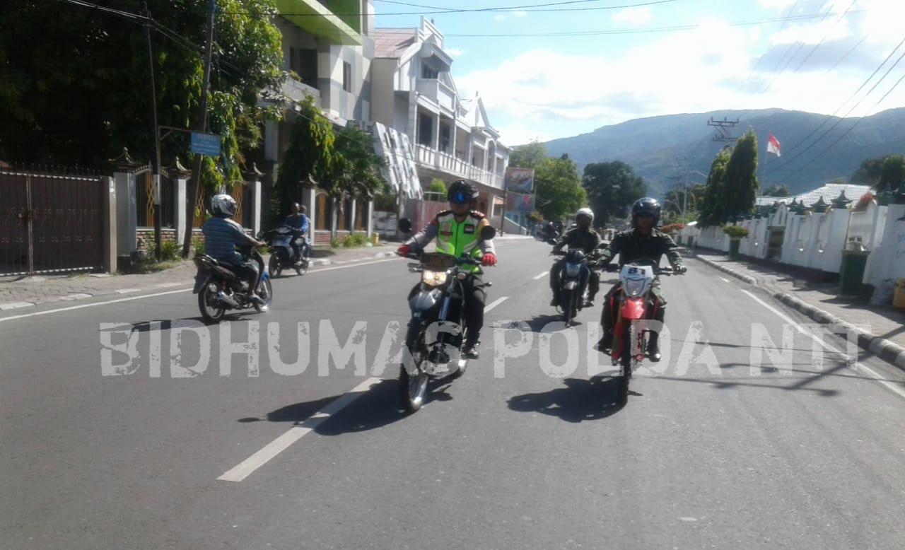 Menggunakan Sepeda Motor, Kapolres Alor dan Dandim 1622 Alor Lakukan Pengecekan Pengamanan Pleno di Lima Kecamatan di wilayah Alor