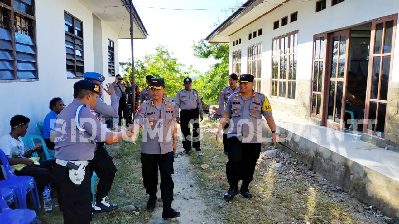 Irwasda Polda NTT Memantau Pelaksanaan Pengamanan Rapat Pleno Penghitungan Suara Pemilu 2019 di Kecamatan Kambera, Sumba Timur