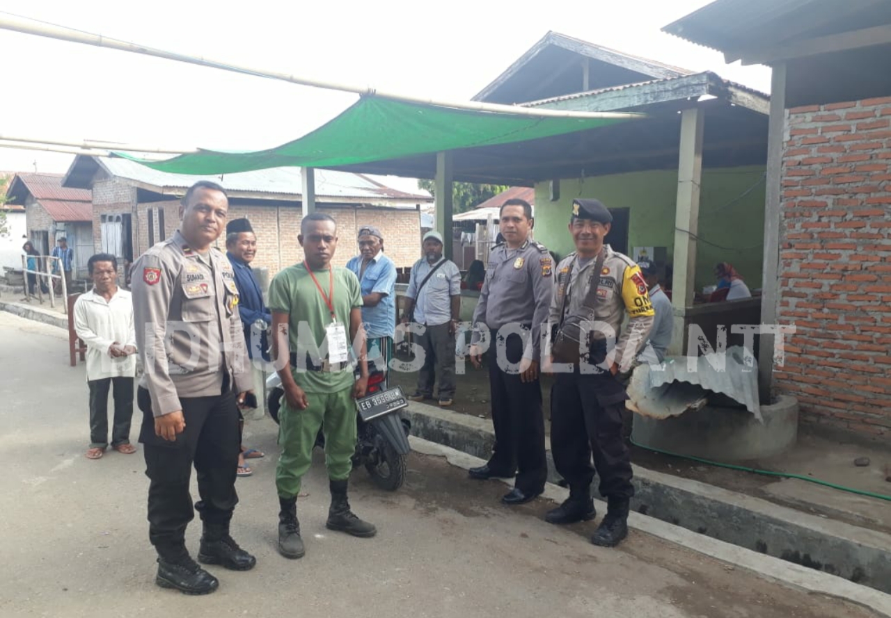 Personel Polres Sikka Lakukan Pengamanan PSL di 5 TPS di Wilayah Kabupaten Sikka