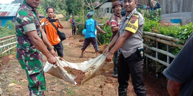 Bhabinkmatibmas Desa Golo Kempo Antusias Ikuti Gotong Royong Bersihkan Jalan Desa