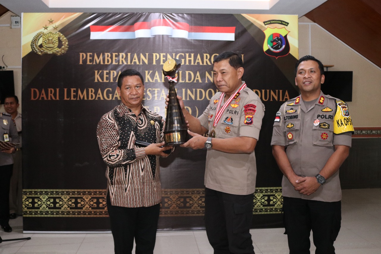 Kapolda NTT Terima Penghargaan dari Lembaga Prestasi Indonesia Dunia