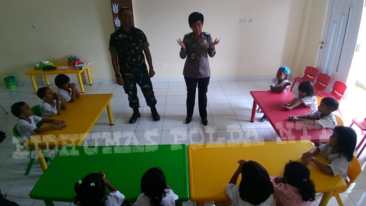Perkenalkan Sosok Polisi dan TNI Pada Anak Usia Dini, Zalas NTT Kunjungi TK
