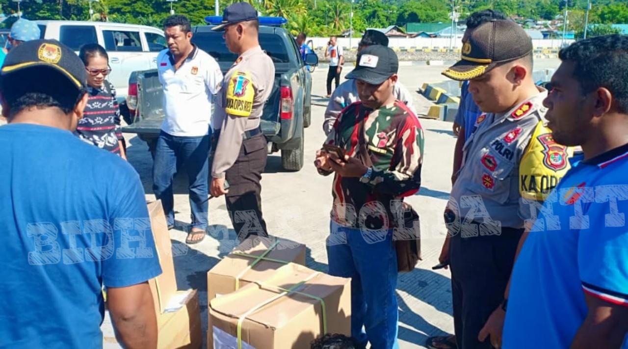 Polres Alor Lakukan Pengawalan dan Pengamanan Penjemputan Kekurangan Logistik Pemilu 2019 di Pelabuhan Dulionong