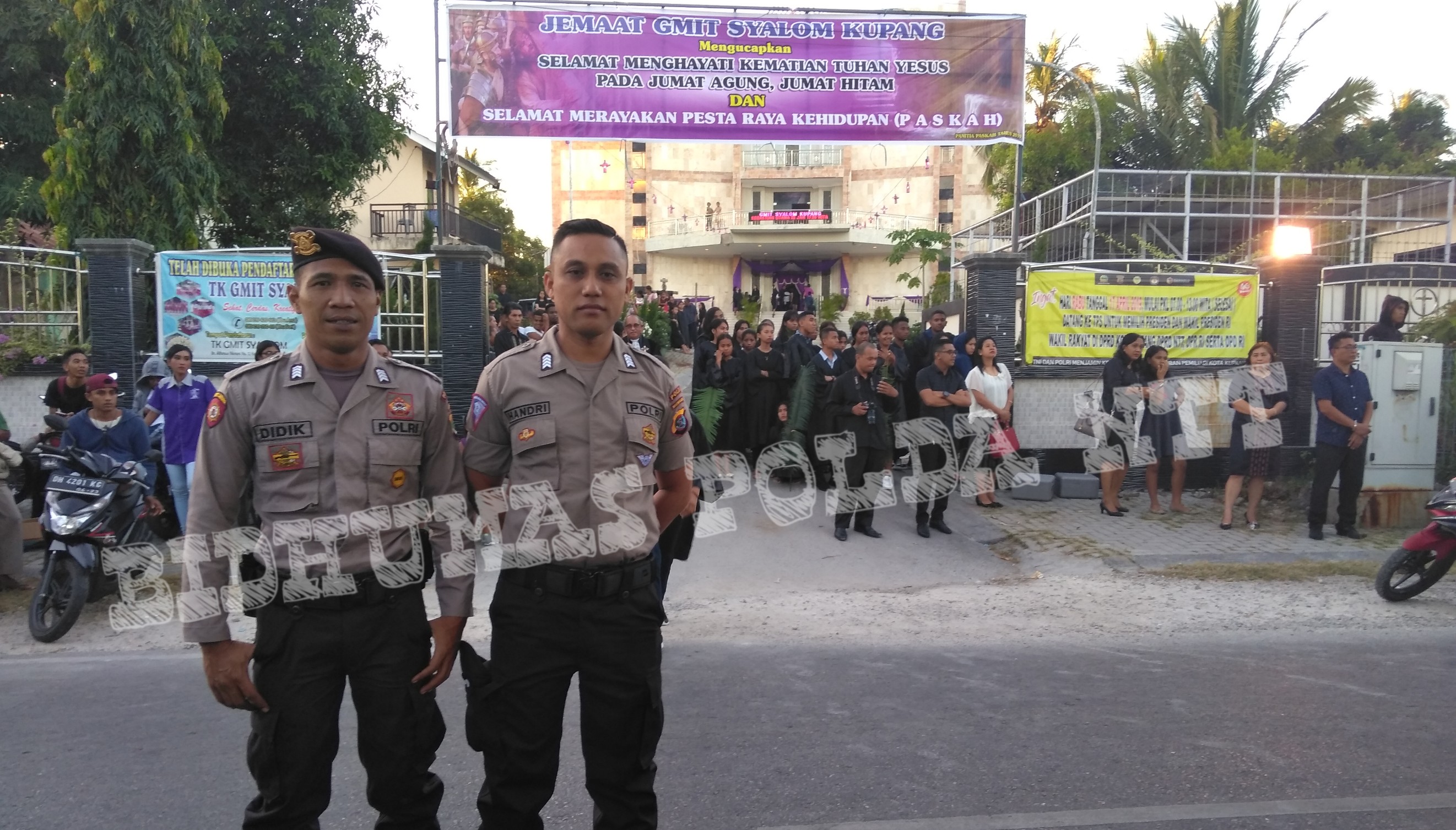 Personel Polda NTT Lakukan Pengamanan dan Pengaturan Lalin di Gereja Syalom Airnona