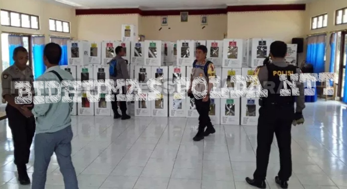 Pasca Pelaksanaan Pemilu Lalu, Personel Polres Sumba Barat Lakukan Pengamanan Kotak Suara di PPK