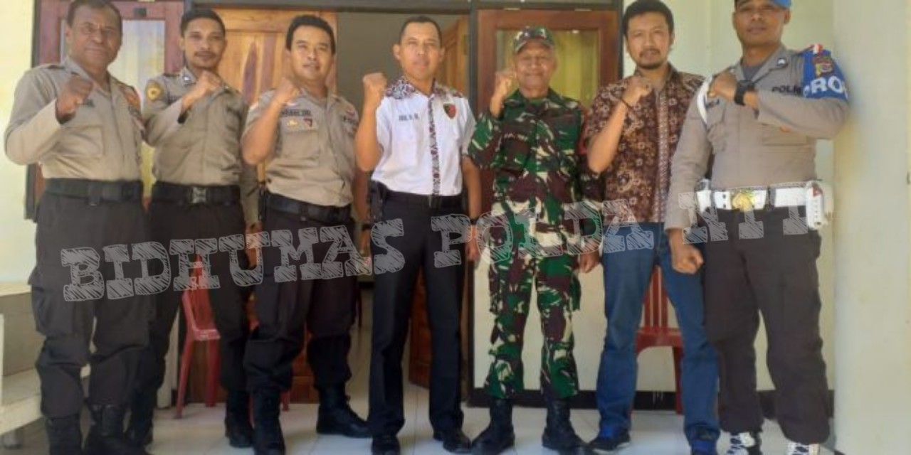 Personel Polres TTS Bersinergi Bersama Kodim 1621 TTS Mengamankan Jalannya Rapat Pleno di Tingkat PPK Kecamatan Mollo Selatan
