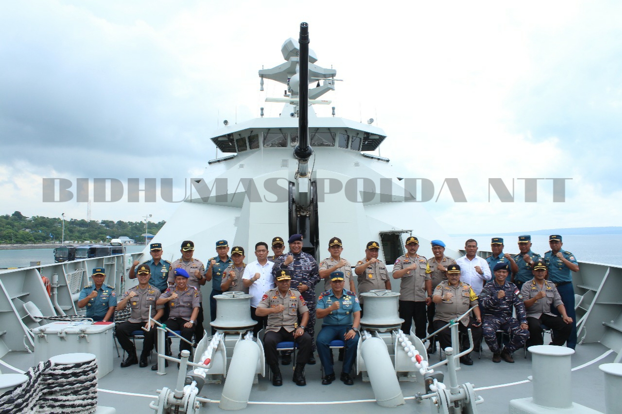 Kapolda NTT Mengunjungi Kapal Perang TNI AL KRI I Gusti Ngurah Rai-332
