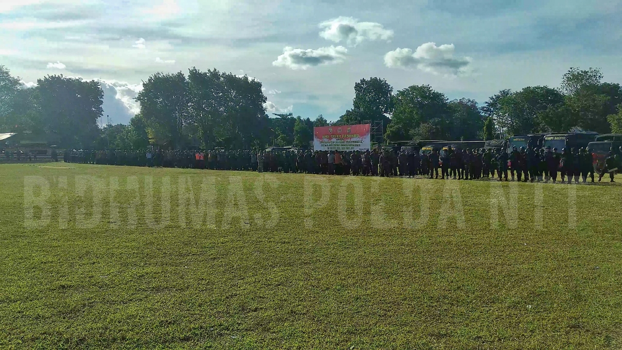 Personel TNI-POLRI Melaksanakan Apel Gelar Pasukan Kesiapan Pengamanan VVIP Kunker Presiden RI Ir. Joko Widodo dan Rombongan di Belu