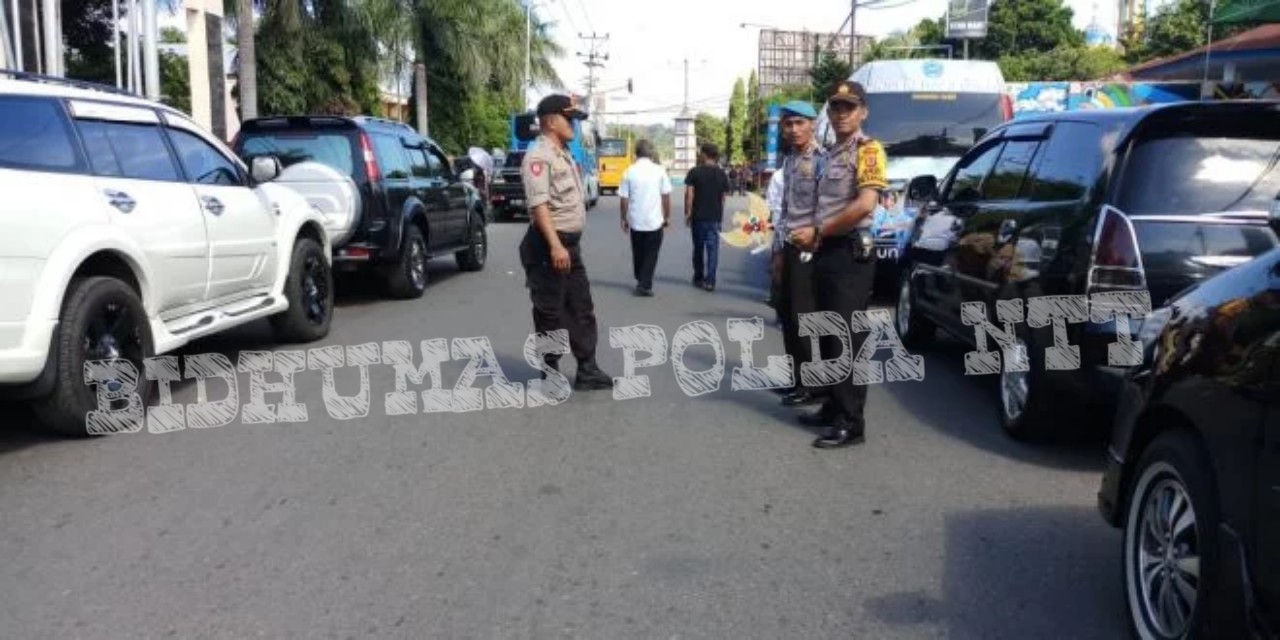 Personel Polres Ende Lakukan Pengawalan dan Pengamanan Jalannya Pemakaman Jenasah Bupati Ende