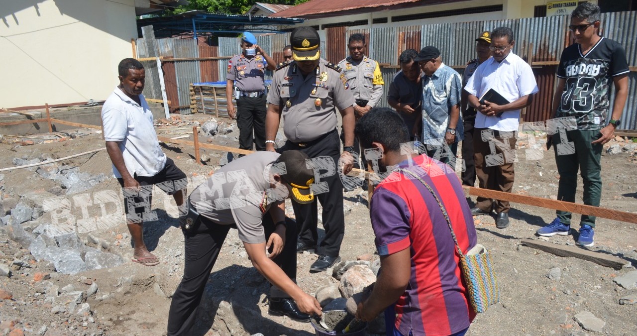 Kapolres Sikka Melakukan Peletakan Batu Pertama Rumah Dinas Polri Untuk Polres Sikka