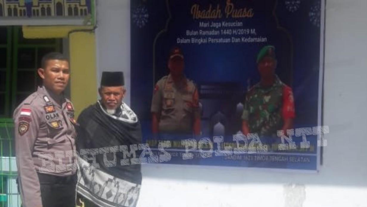Personel Polres TTS Pasang Spanduk Ucapan Selamat Menunaikan Ibadah Puasa Ramadhan 1440 H
