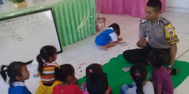 Bermain dan Belajar Bersama, BRIPKA Gabriel Markus Ajari Anak TK Manuaman Rambu-rambu Lalu Lintas
